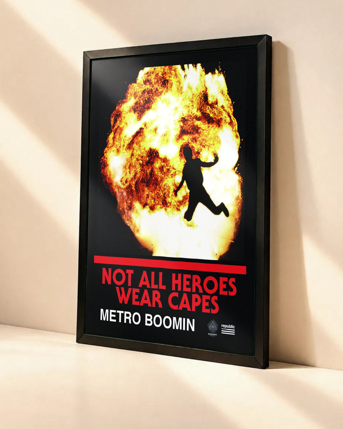 Poster Metro Boomin – Not All Heroes Wear Capes dans un cadre noir, vue en angle