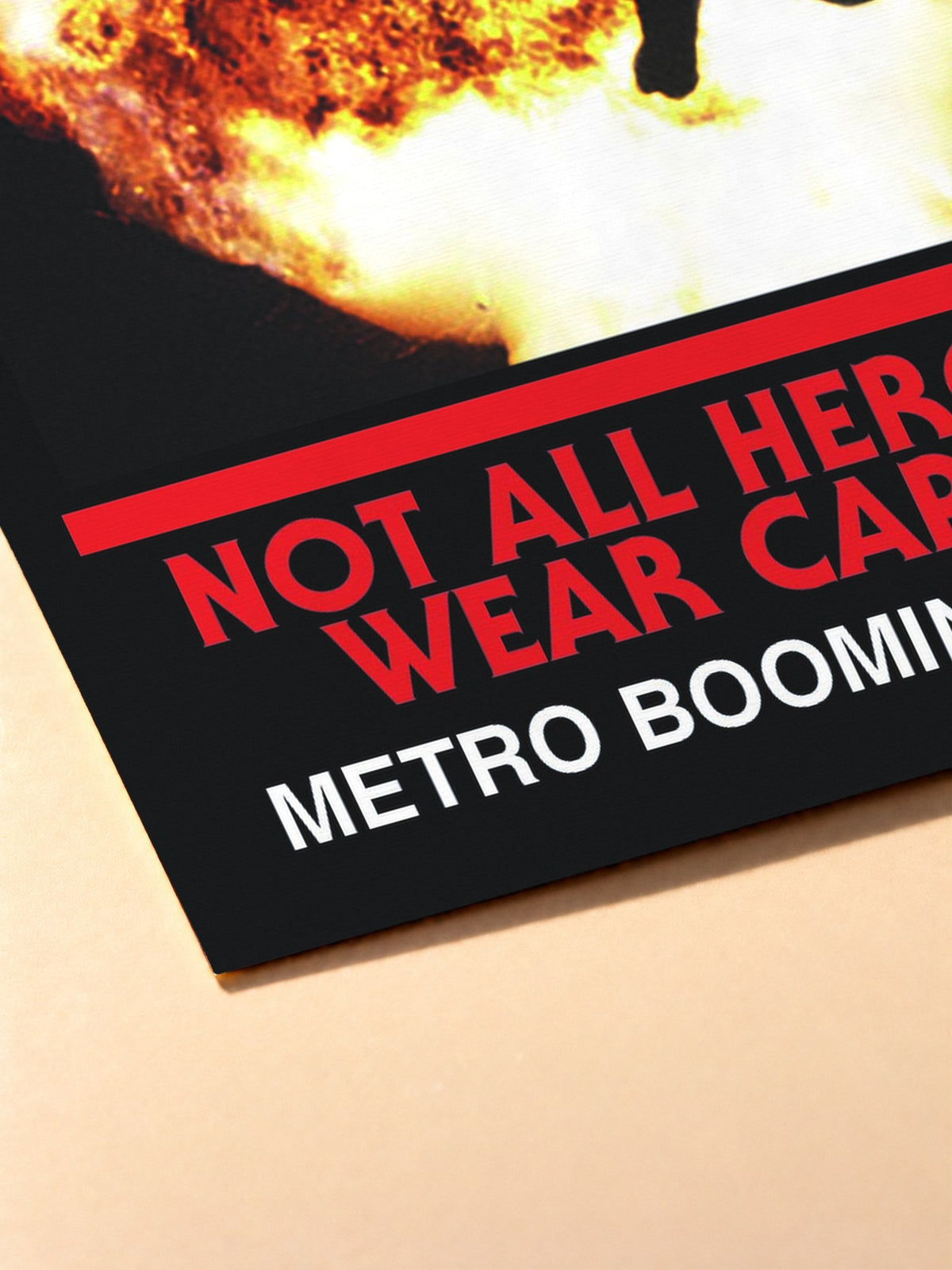 Gros plan sur l'impression du poster Metro Boomin – Not All Heroes Wear Capes