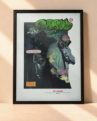 Poster MF DOOM encadré dans un cadre noir, posé contre un mur clair