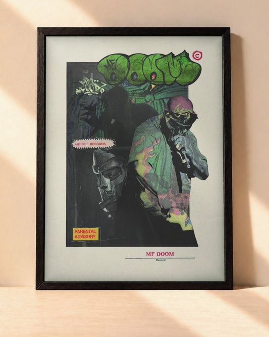 Poster MF DOOM encadré dans un cadre noir, posé contre un mur clair