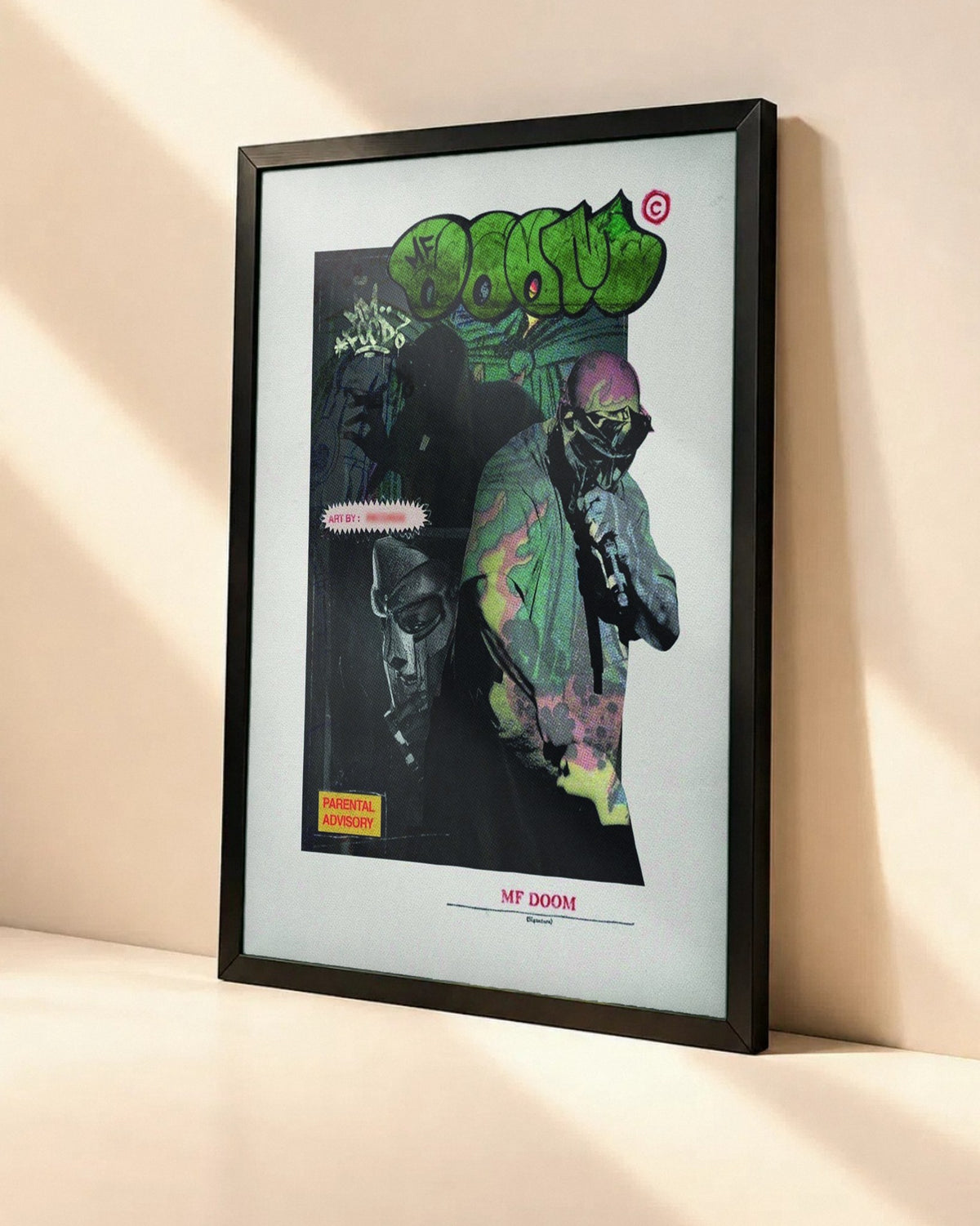 Poster MF DOOM dans un cadre noir, vue en angle