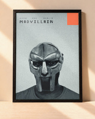 Poster MF DOOM – Madvillainy encadré dans un cadre noir, posé contre un mur clair