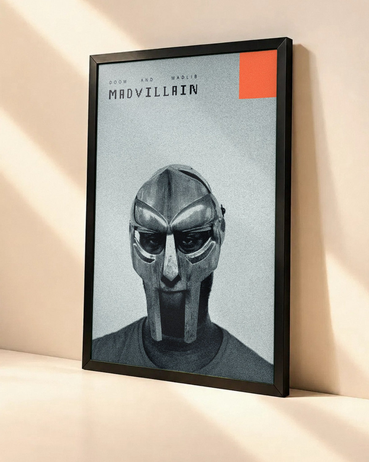 Poster MF DOOM – Madvillainy dans un cadre noir, vue en angle