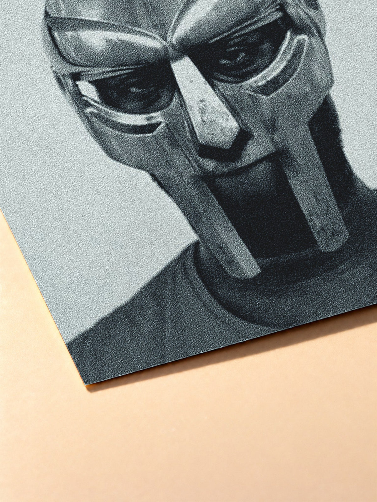 Gros plan sur l'impression du poster MF DOOM – Madvillainy