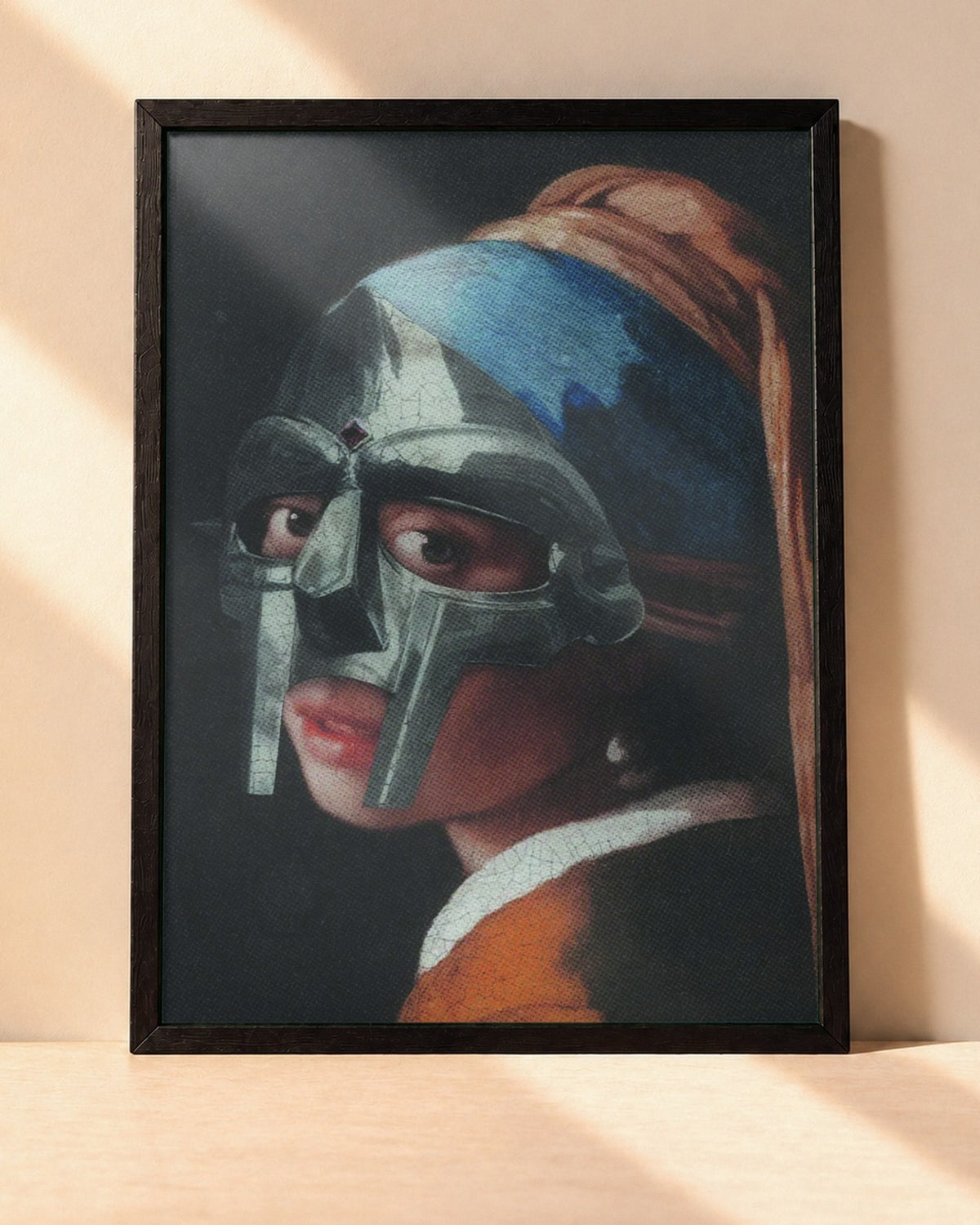 Poster MF DOOM – Mask encadré dans un cadre noir, posé contre un mur clair