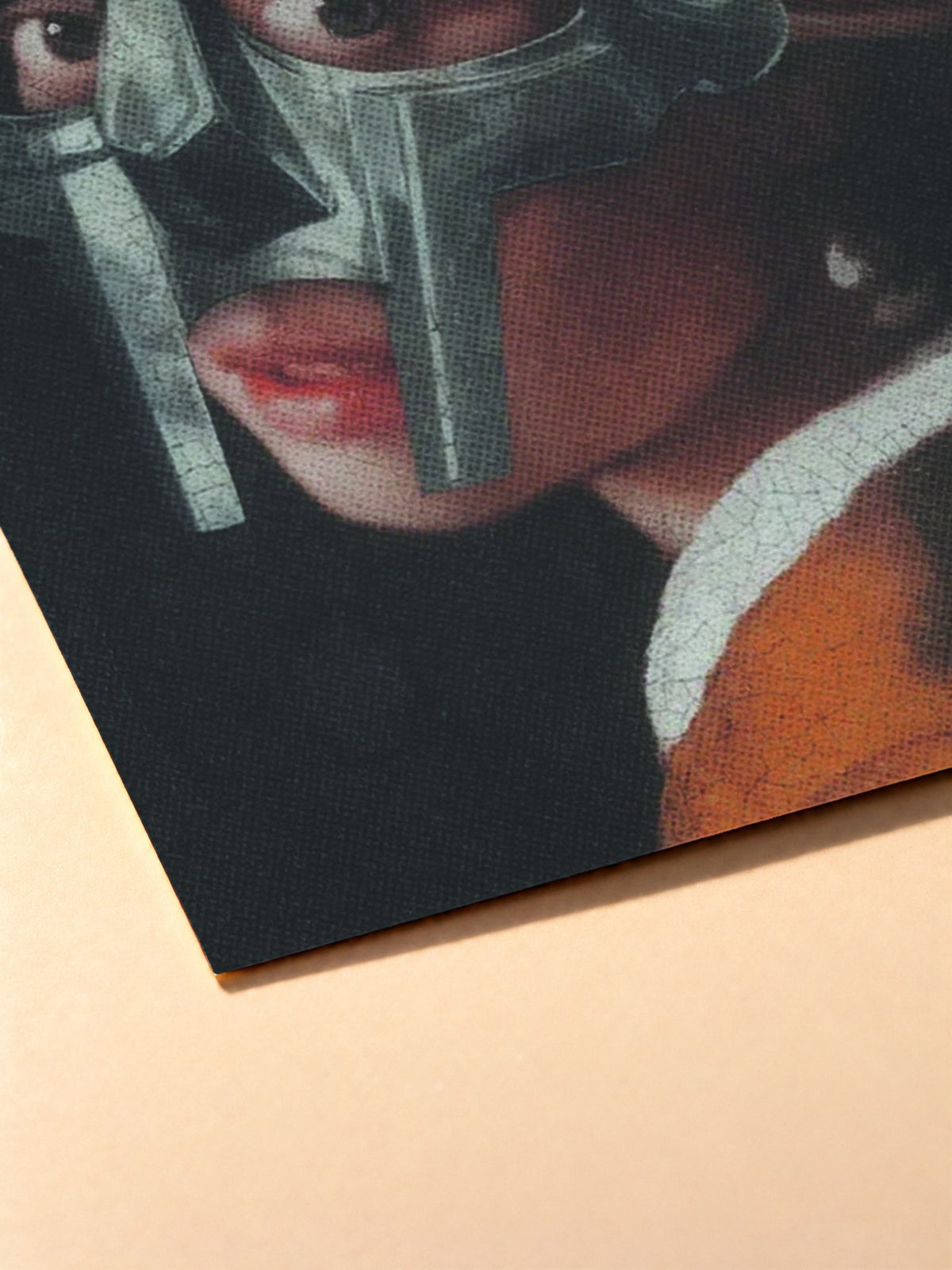 Gros plan sur l'impression du poster MF DOOM – Mask
