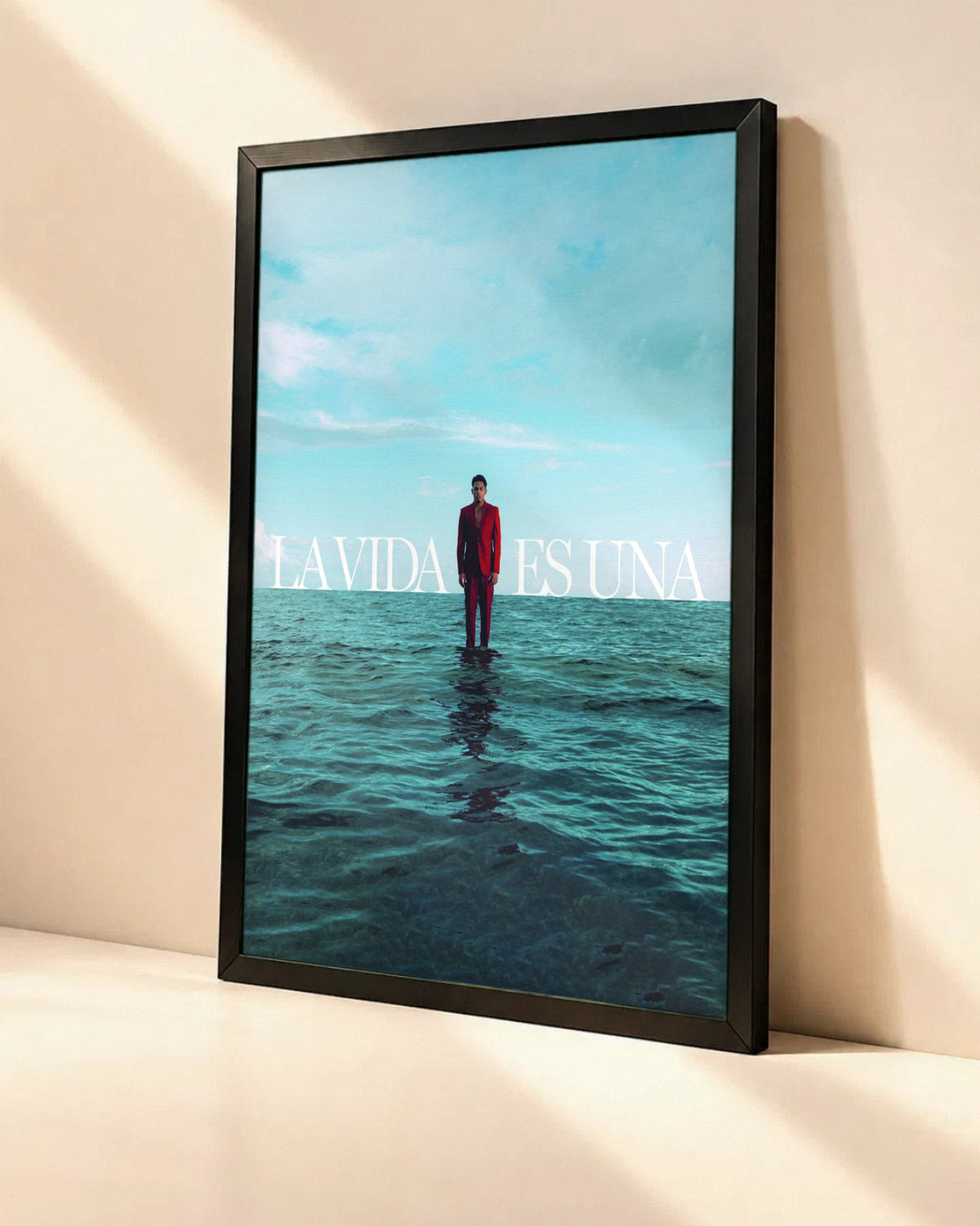 Poster Myke Towers – LA Vida Es Una dans un cadre noir, vue en angle
