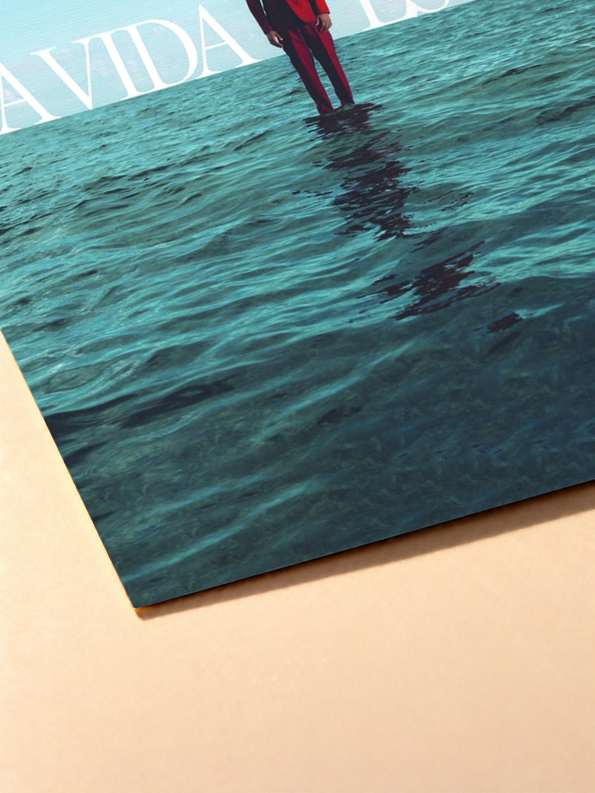Gros plan sur l'impression du poster Myke Towers – LA Vida Es Una