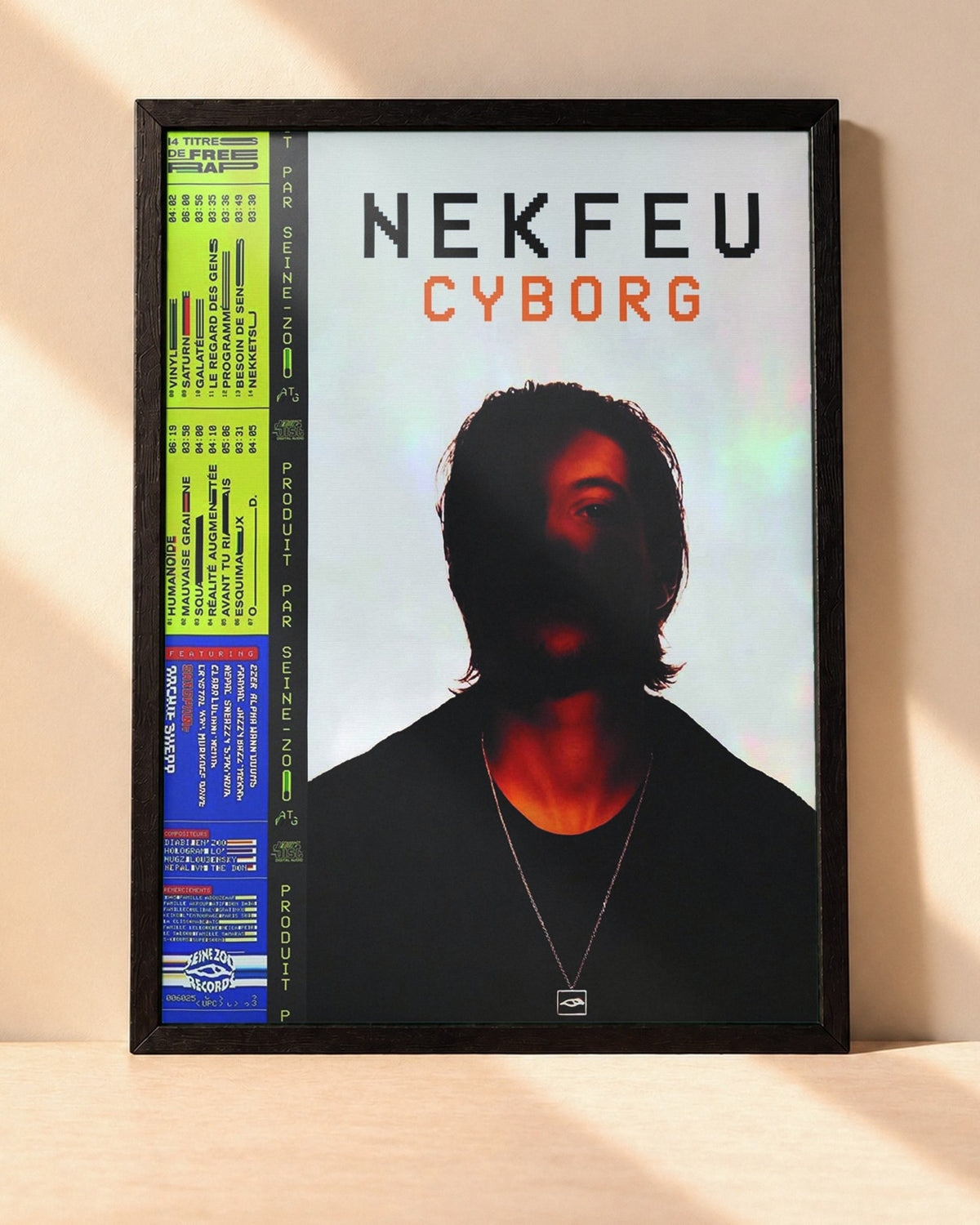 Poster Nekfeu – Cyborg encadré dans un cadre noir, posé contre un mur clair