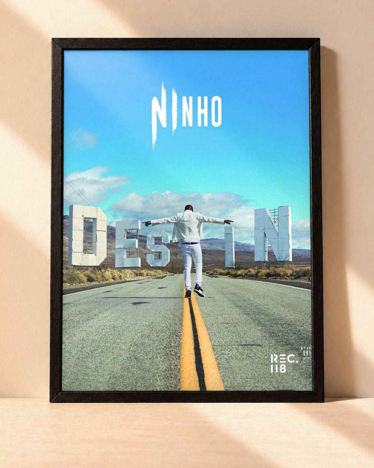 Poster Ninho – Destin encadré dans un cadre noir, posé contre un mur clair