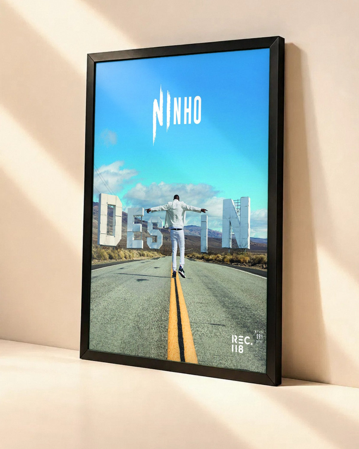Poster Ninho – Destin dans un cadre noir, vue en angle