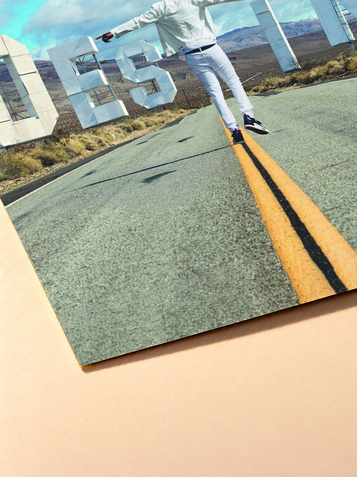 Gros plan sur l'impression du poster Ninho – Destin