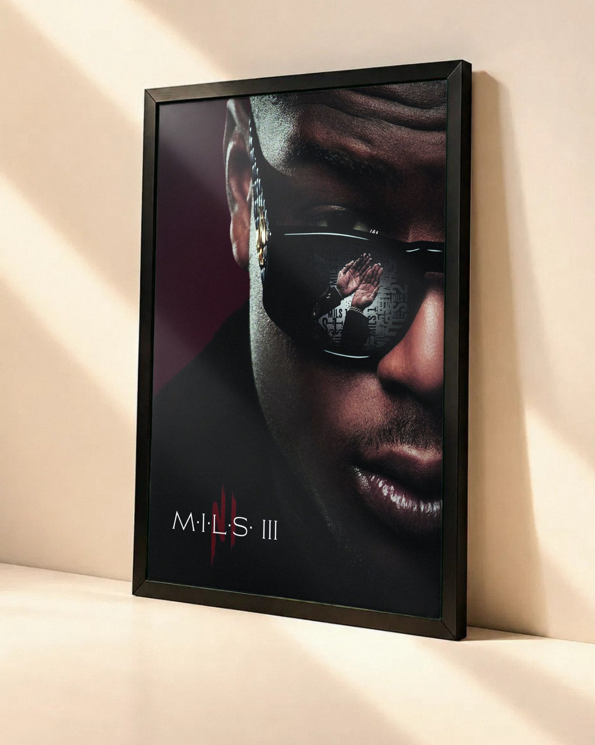 Poster Ninho – M.I.L.S III dans un cadre noir, vue en angle