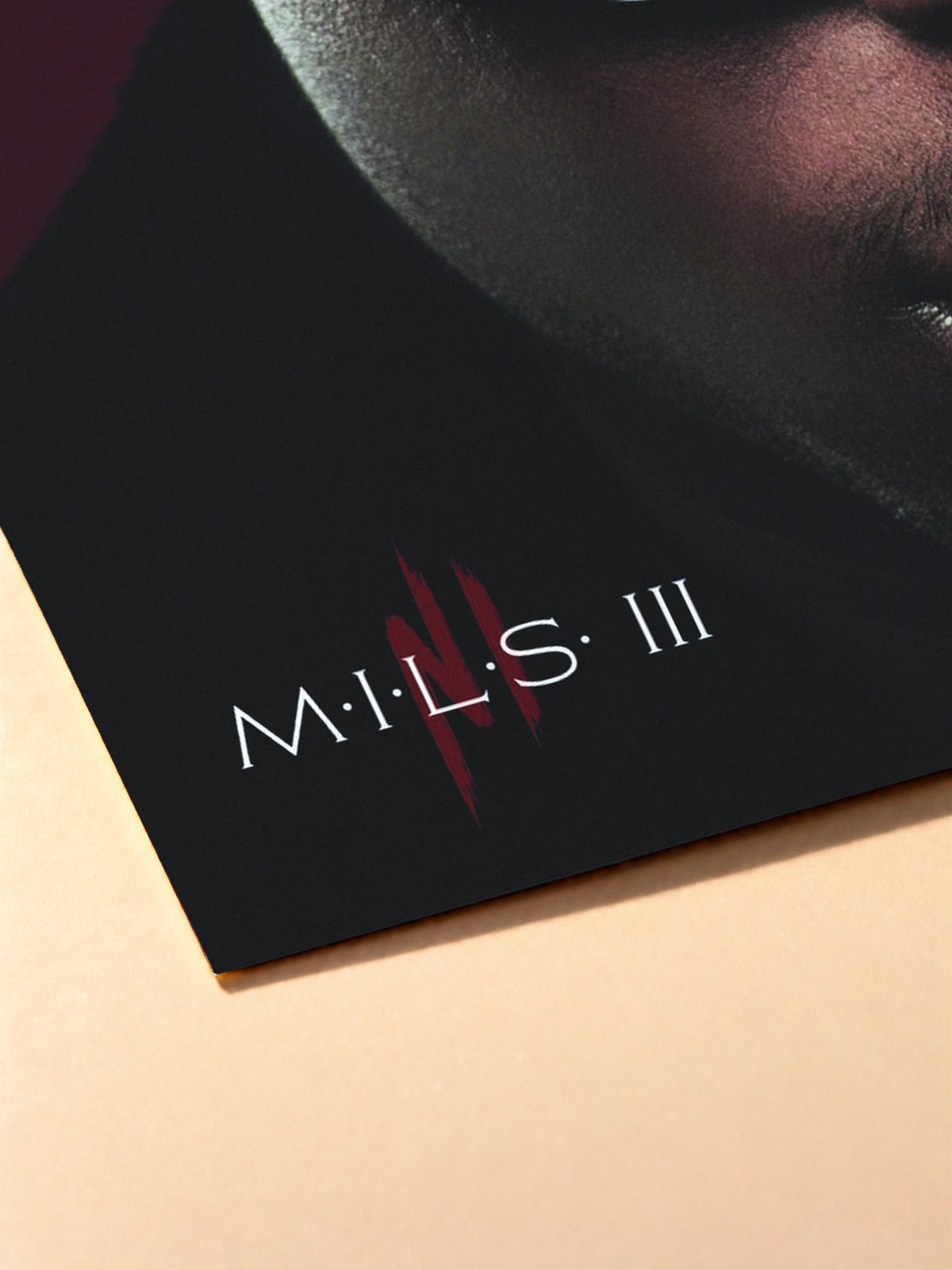 Gros plan sur l'impression du poster Ninho – M.I.L.S III