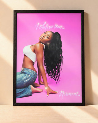 Poster Normani – Motivation encadré dans un cadre noir, posé contre un mur clair