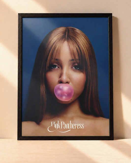 Poster PinkPantheress – Chewing Gum encadré dans un cadre noir, posé contre un mur clair
