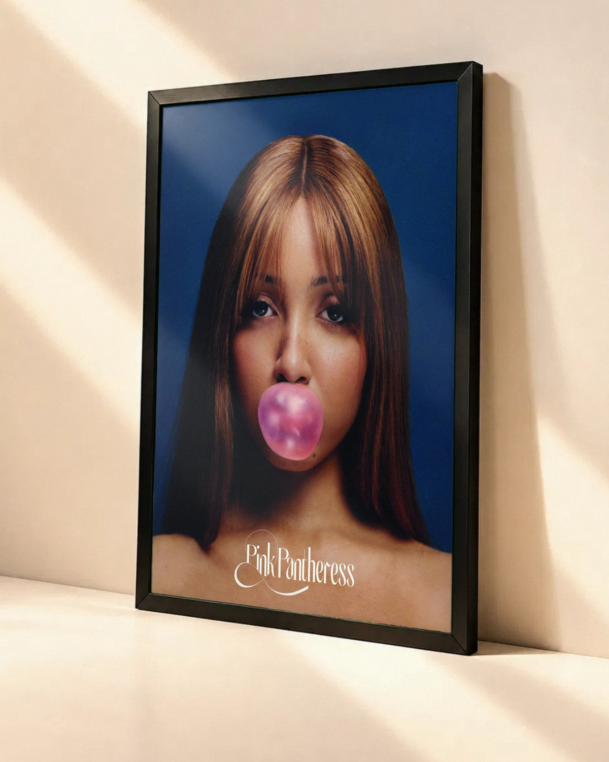 Poster PinkPantheress – Chewing Gum dans un cadre noir, vue en angle