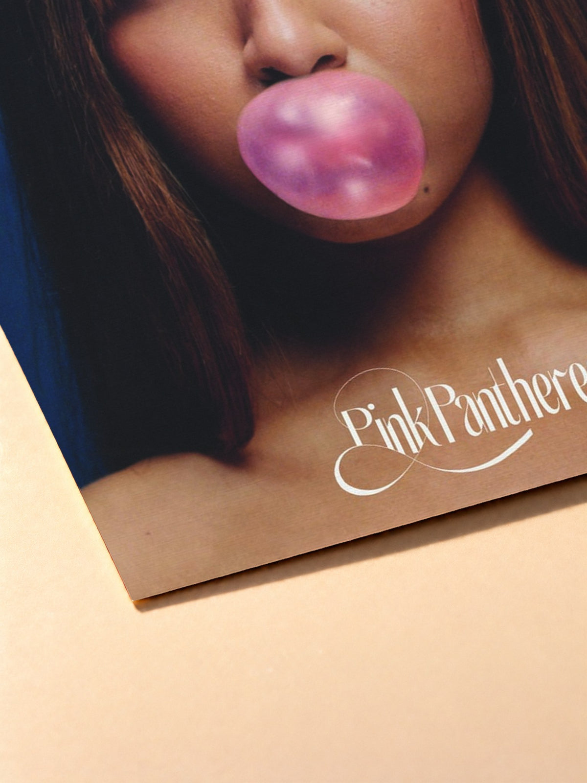 Gros plan sur l'impression du poster PinkPantheress – Chewing Gum