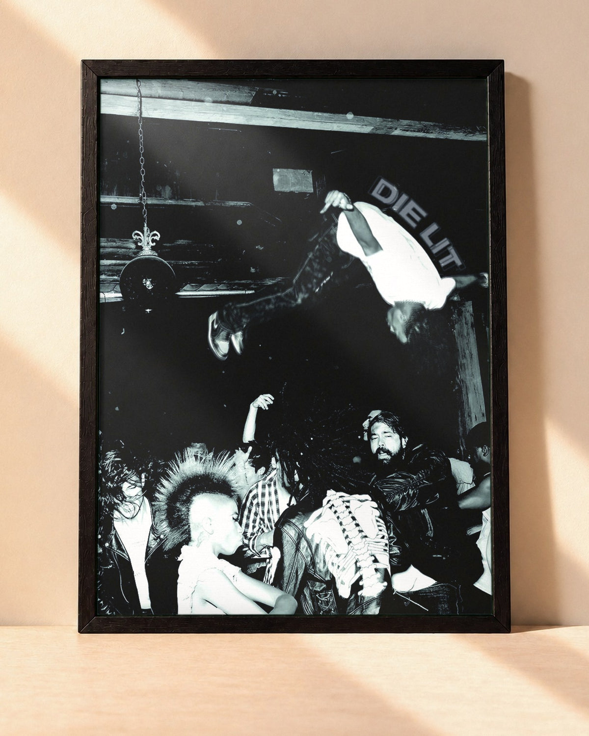 Poster Playboi Carti – Die Lit encadré dans un cadre noir, posé contre un mur clair