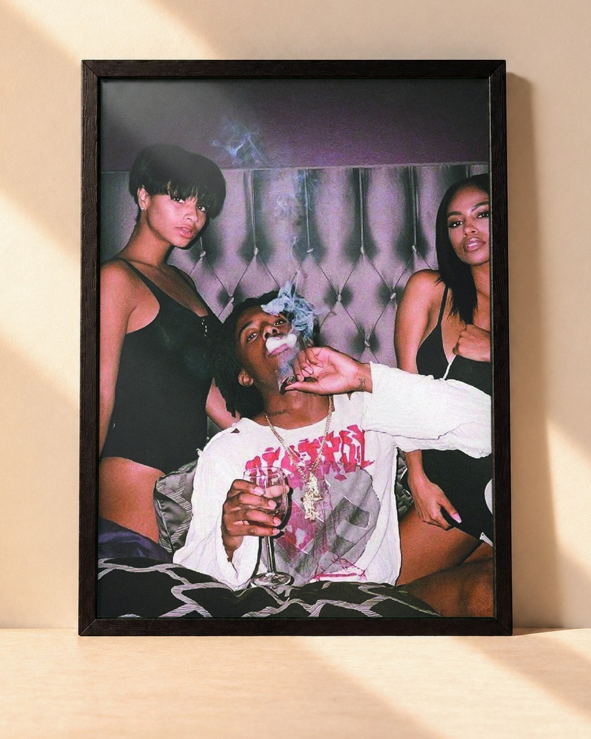 Poster Playboi Carti – Playboi Carti encadré dans un cadre noir, posé contre un mur clair