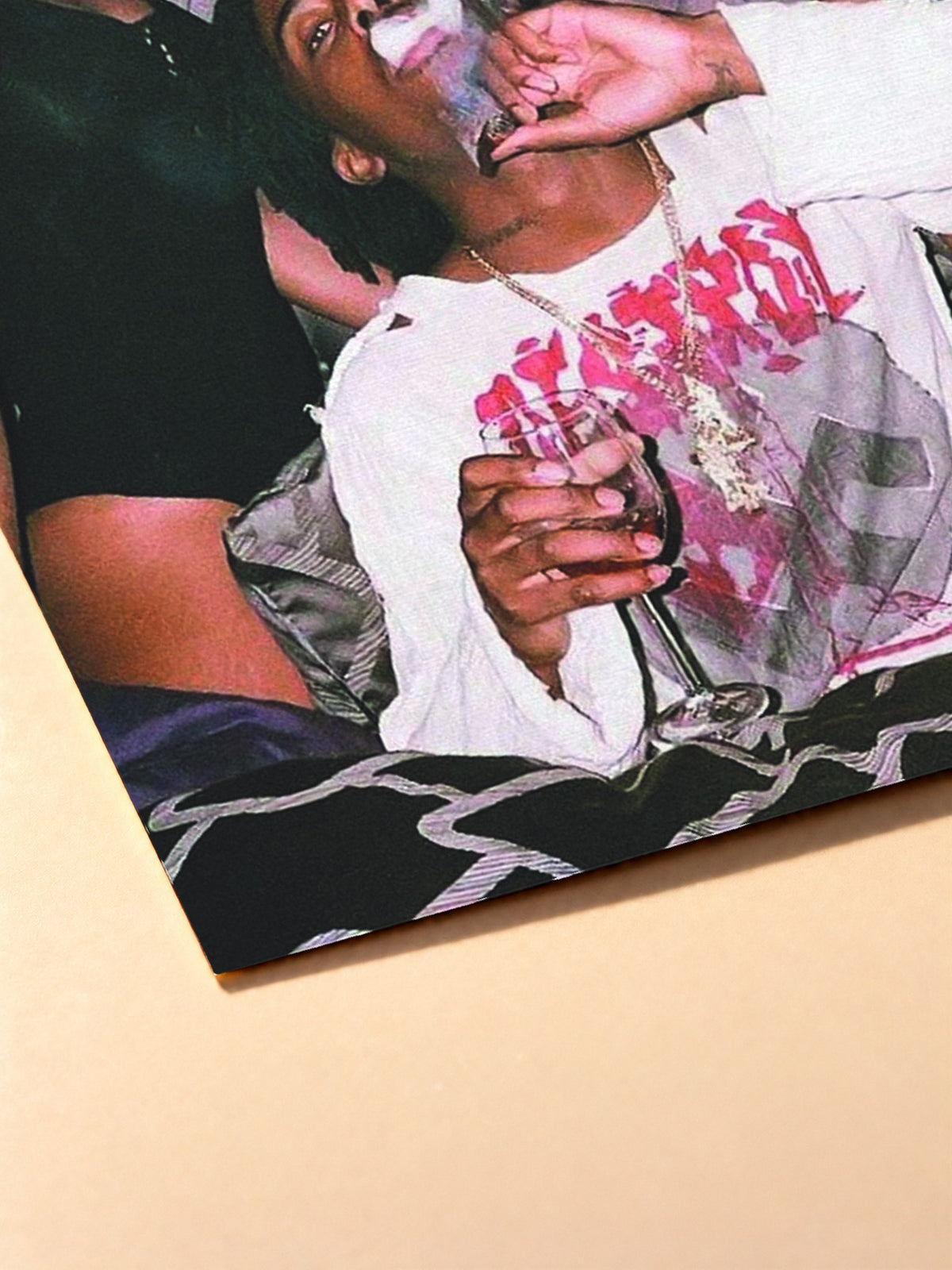 Gros plan sur l'impression du poster Playboi Carti – Playboi Carti