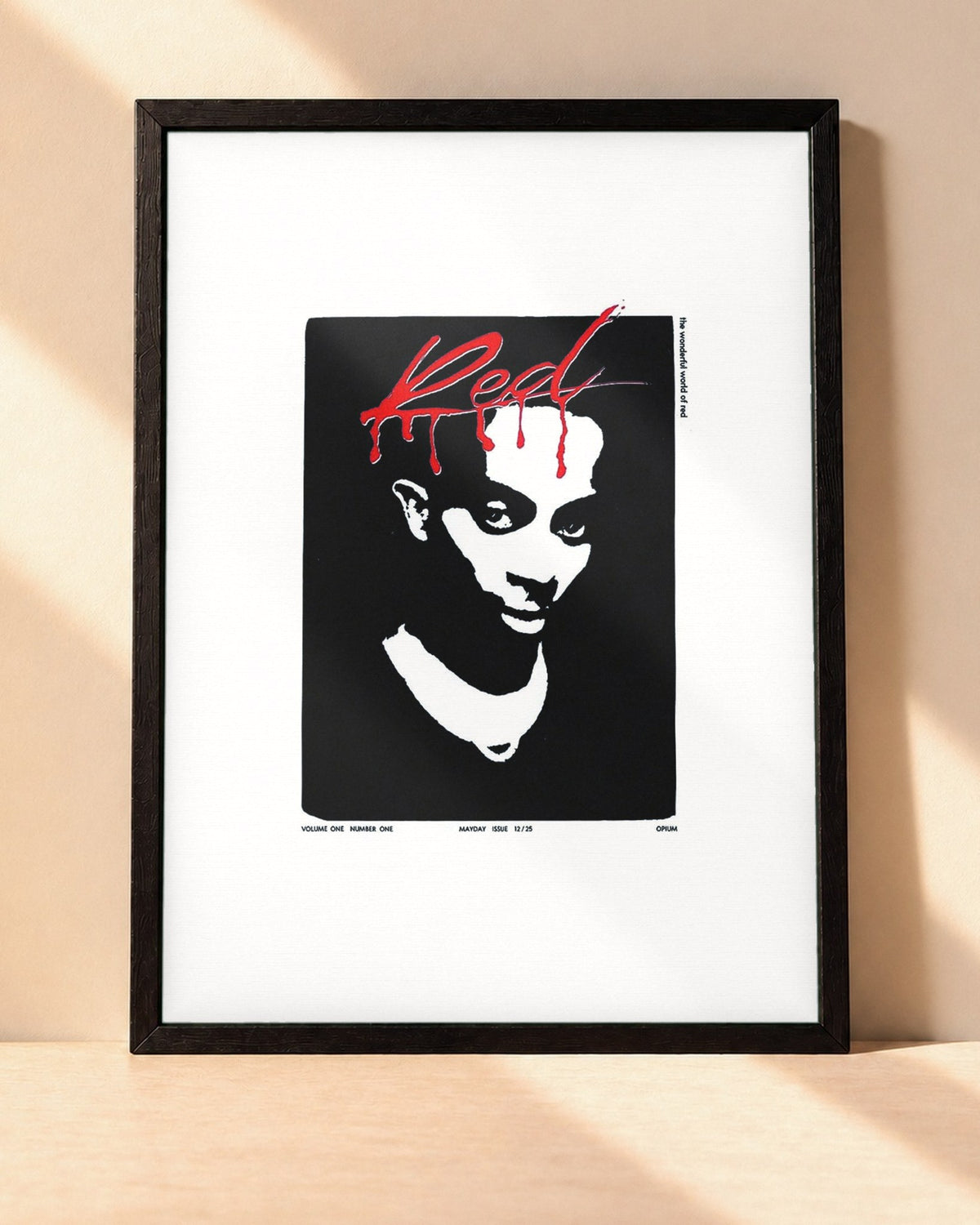 Poster Playboi Carti – Whole Lotta Red encadré dans un cadre noir, posé contre un mur clair