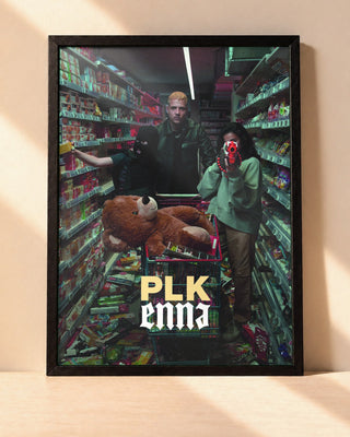 Poster PLK – Enna encadré dans un cadre noir, posé contre un mur clair