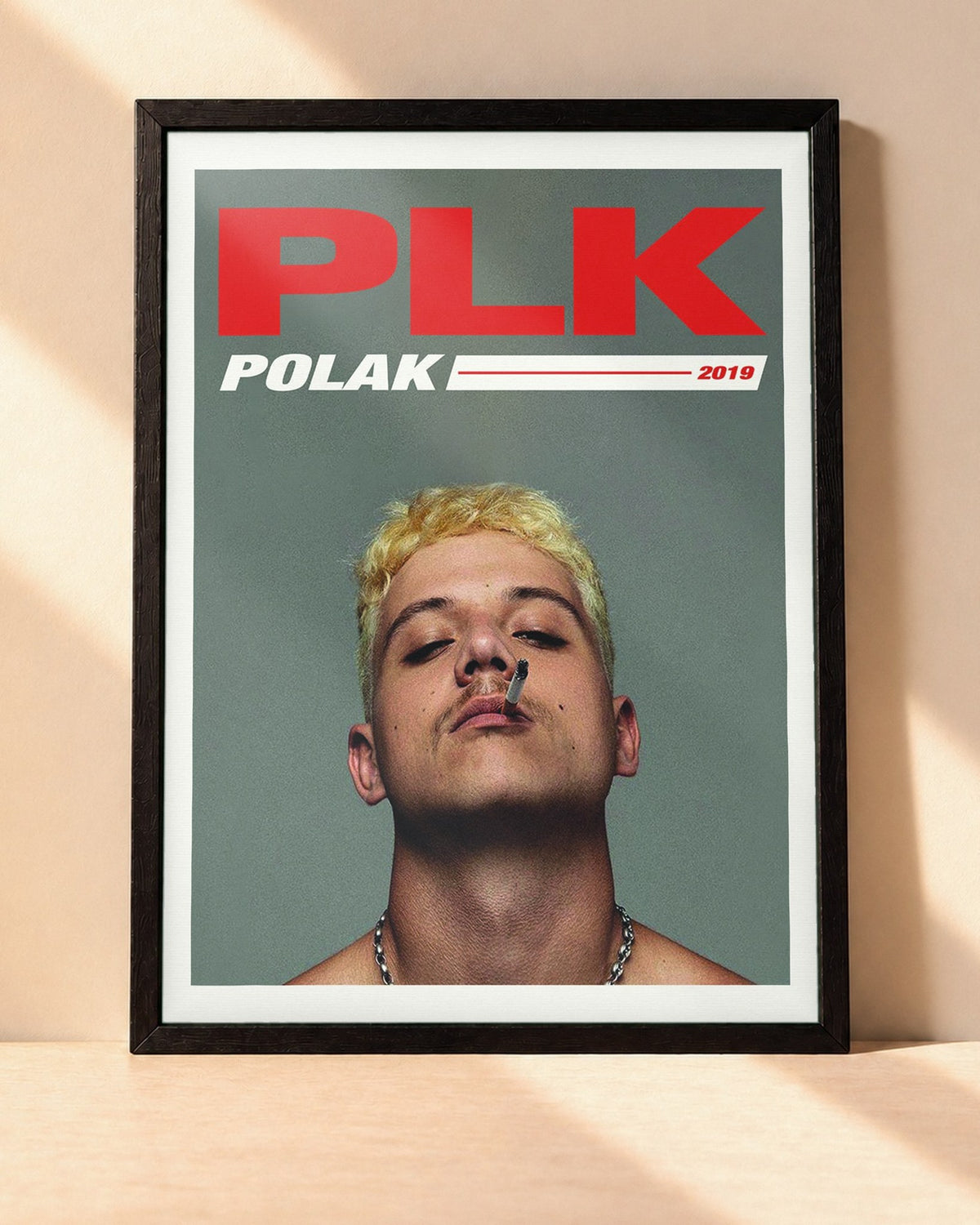 Poster PLK – Polak encadré dans un cadre noir, posé contre un mur clair
