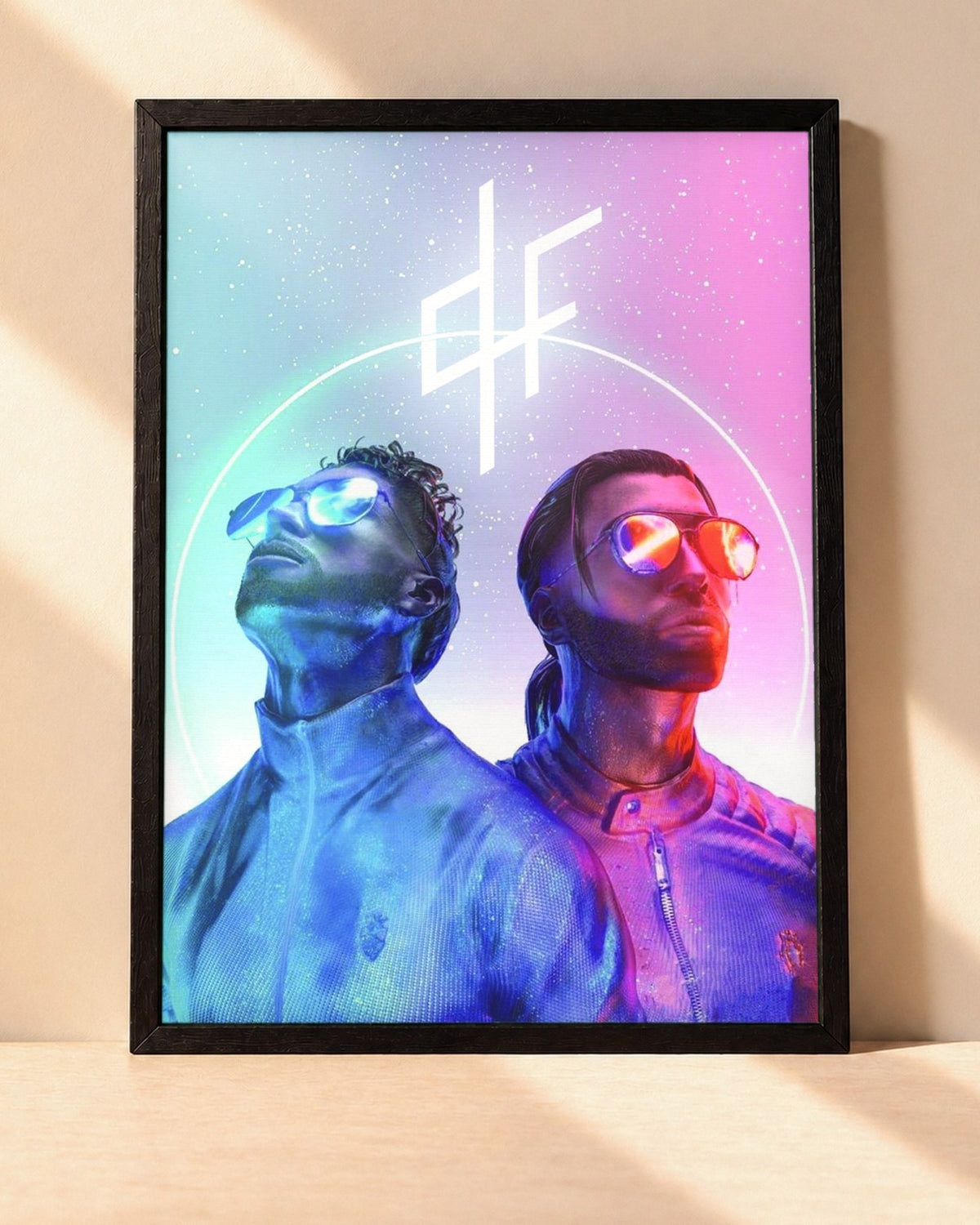 Poster PNL – Deux Frères encadré dans un cadre noir, posé contre un mur clair