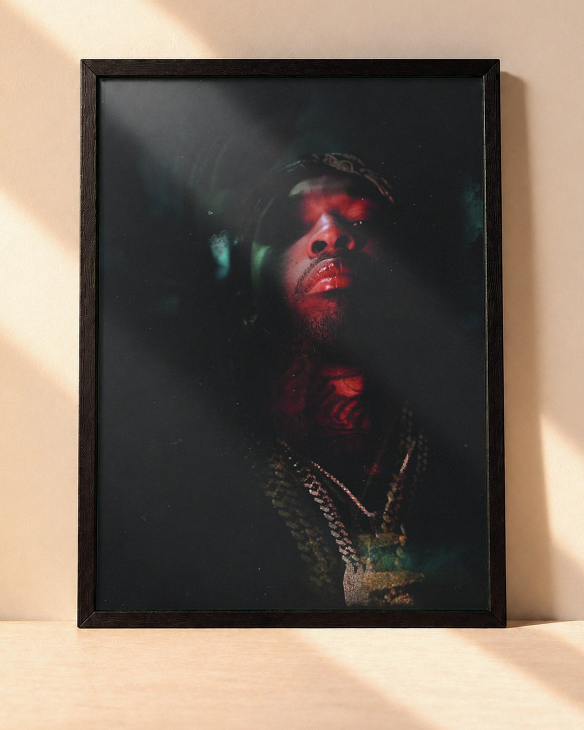Poster Pop Smoke – Shooting encadré dans un cadre noir, posé contre un mur clair