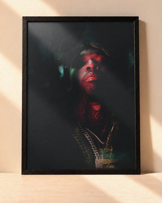 Poster Pop Smoke – Shooting encadré dans un cadre noir, posé contre un mur clair