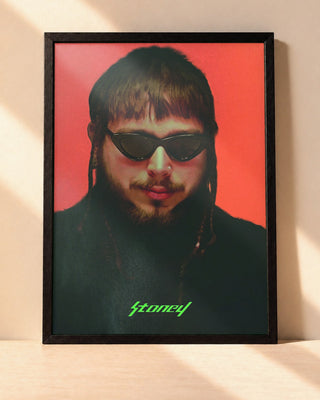 Poster Post Malone – Stoney encadré dans un cadre noir, posé contre un mur clair