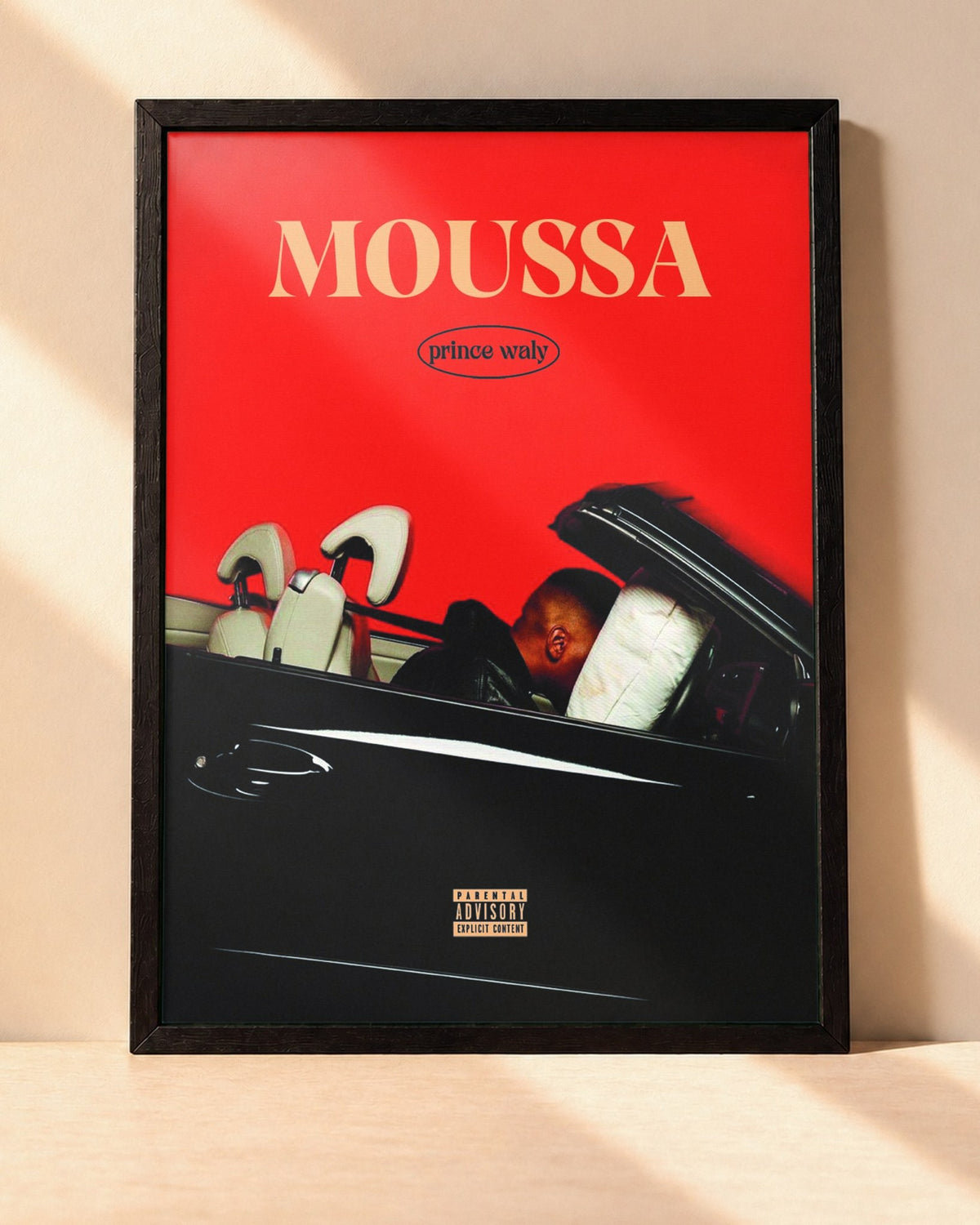 Poster Prince Waly – Moussa encadré dans un cadre noir, posé contre un mur clair