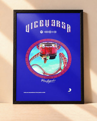 Poster Rauw Alejandro – Viceversa encadré dans un cadre noir, posé contre un mur clair