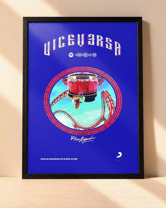 Poster Rauw Alejandro – Viceversa encadré dans un cadre noir, posé contre un mur clair