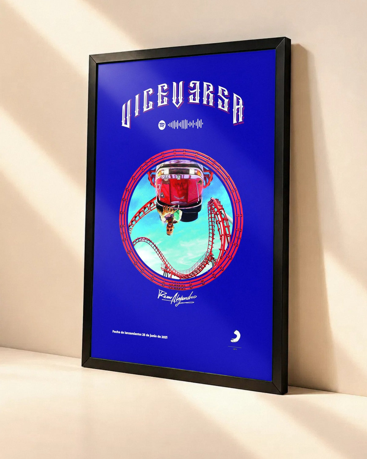 Poster Rauw Alejandro – Viceversa dans un cadre noir, vue en angle
