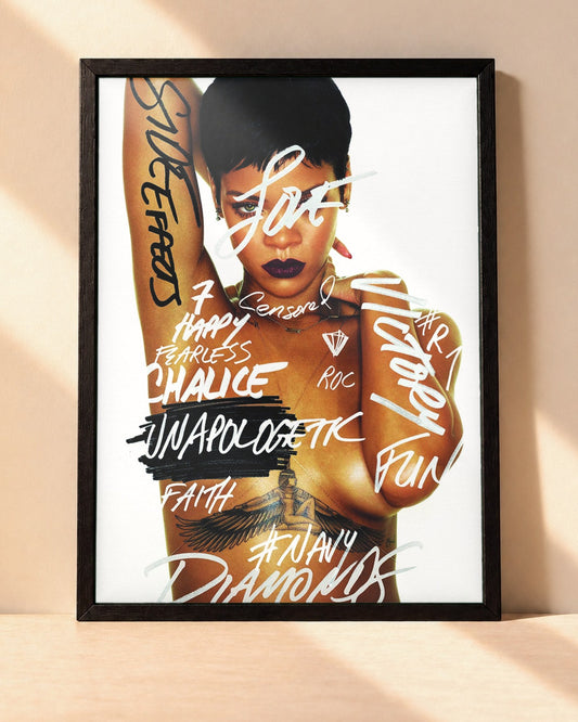 Poster Rihanna – Unapologetic encadré dans un cadre noir, posé contre un mur clair