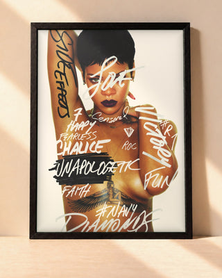 Poster Rihanna – Unapologetic encadré dans un cadre noir, posé contre un mur clair