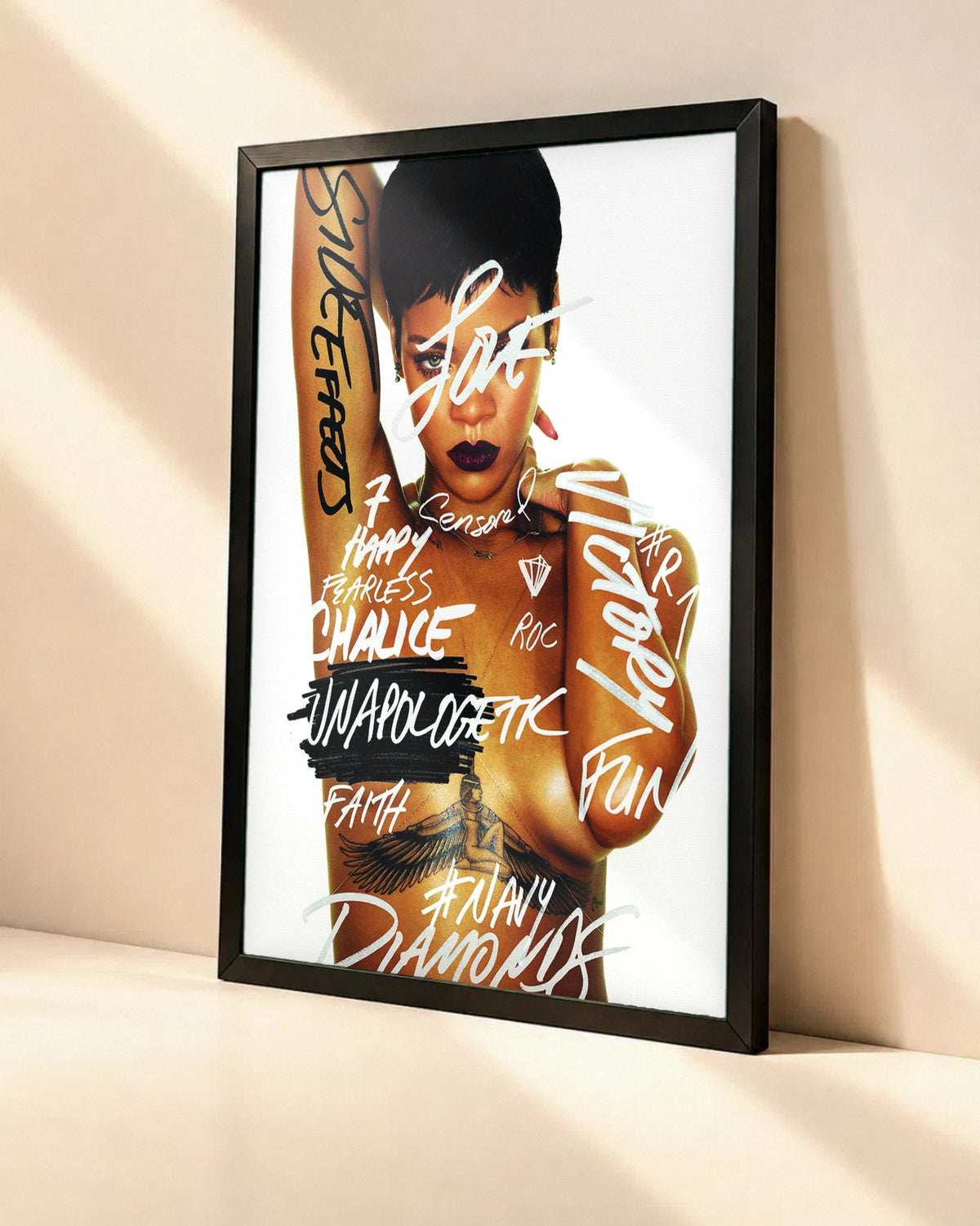 Poster Rihanna – Unapologetic dans un cadre noir, vue en angle