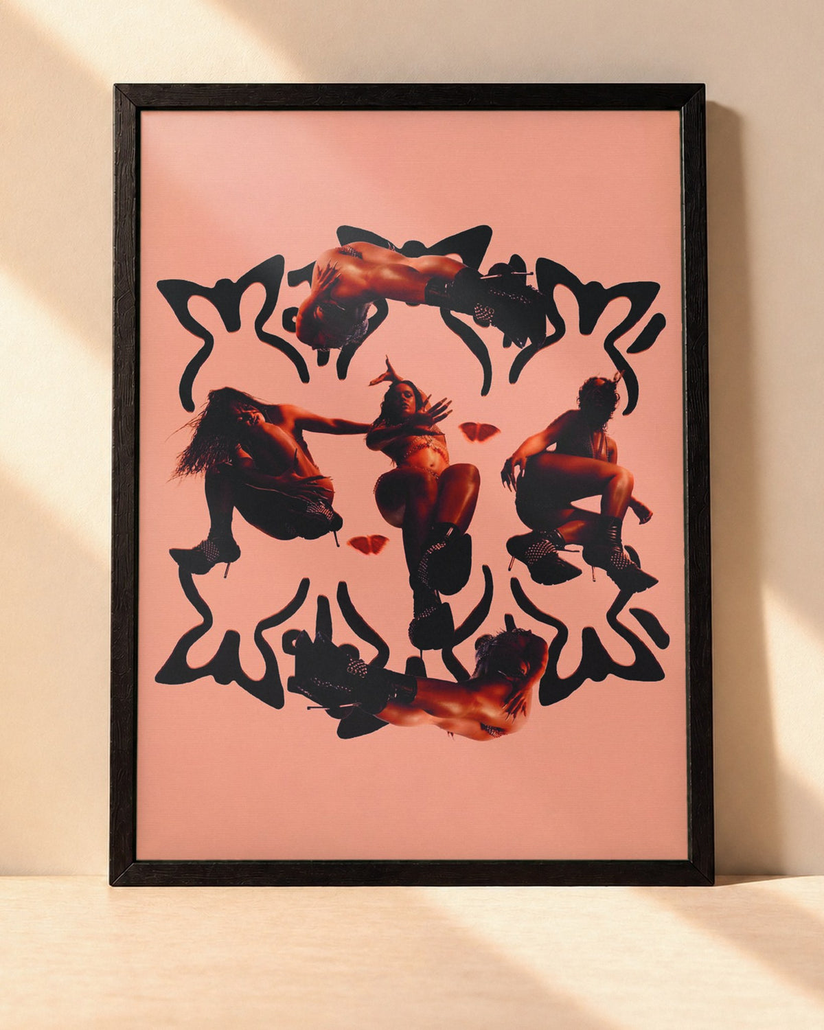 Poster Rosalía – Motomami (Édition 2) encadré dans un cadre noir, posé contre un mur clair