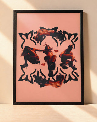 Poster Rosalía – Motomami (Édition 2) encadré dans un cadre noir, posé contre un mur clair