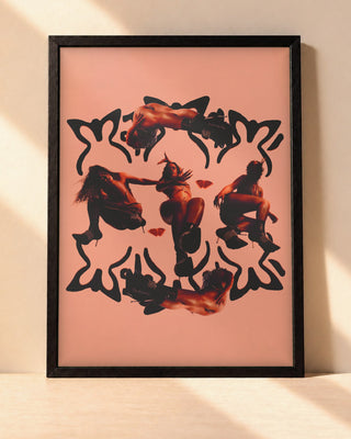 Poster Rosalía – Motomami (Édition 2) encadré dans un cadre noir, posé contre un mur clair