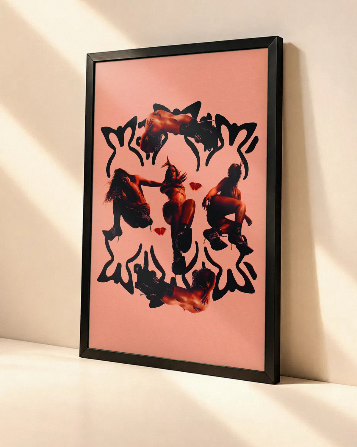 Poster Rosalía – Motomami (Édition 2) dans un cadre noir, vue en angle