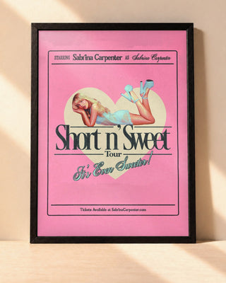 Poster Sabrina Carpenter – Short n' Sweet encadré dans un cadre noir, posé contre un mur clair