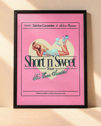 Poster Sabrina Carpenter – Short n' Sweet encadré dans un cadre noir, posé contre un mur clair