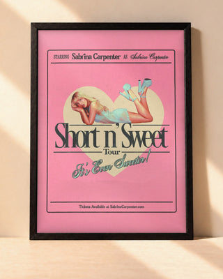 Poster Sabrina Carpenter – Short n' Sweet encadré dans un cadre noir, posé contre un mur clair