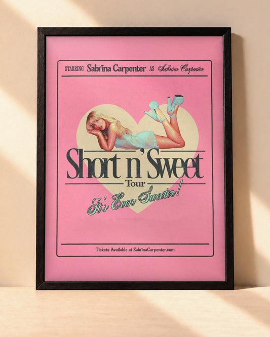 Poster Sabrina Carpenter – Short n' Sweet encadré dans un cadre noir, posé contre un mur clair