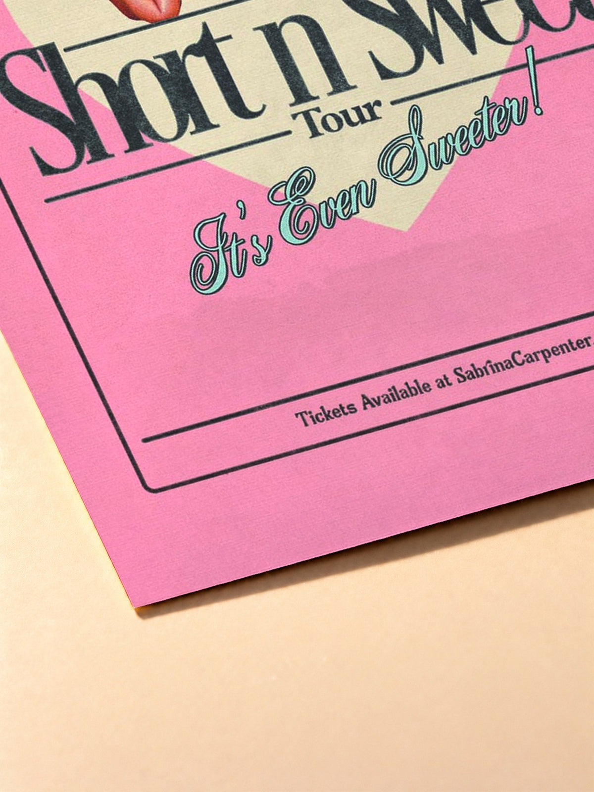 Gros plan sur l'impression du poster Sabrina Carpenter – Short n' Sweet