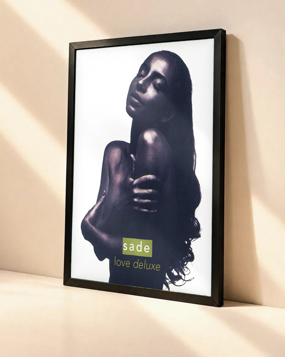 Poster Sade – Love Deluxe dans un cadre noir, vue en angle