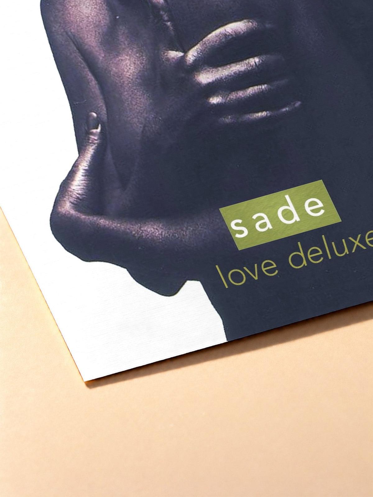Gros plan sur l'impression du poster Sade – Love Deluxe